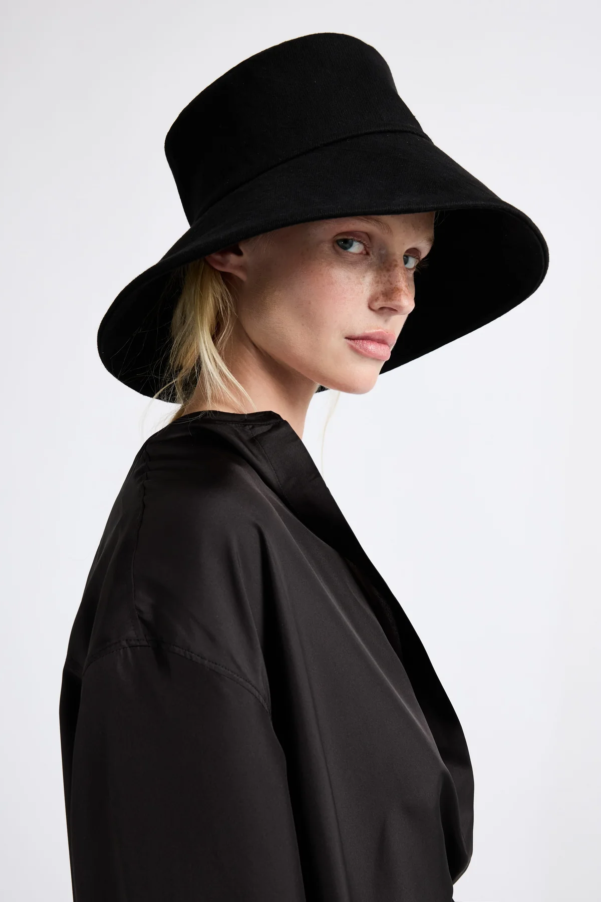 Janessa Leoné Walker Bucket Hat - Black