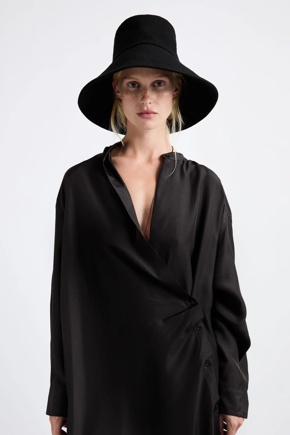 Janessa Leoné Walker Bucket Hat - Black