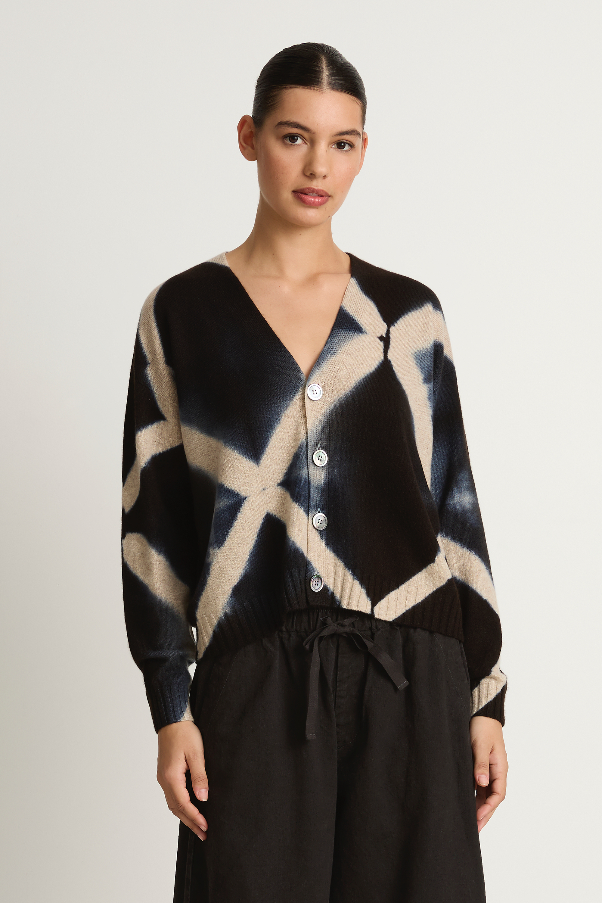 Suzusan Cashmere Seamless Short Cardigan - Black/Sand