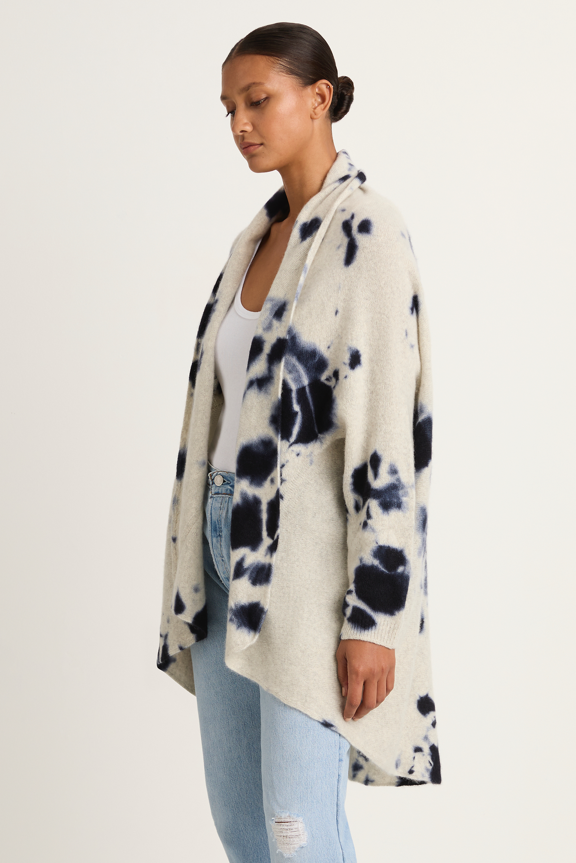 Suzusan Cashmere Seamless Upside Down Cape - Madara Shibori Black / Light Grey